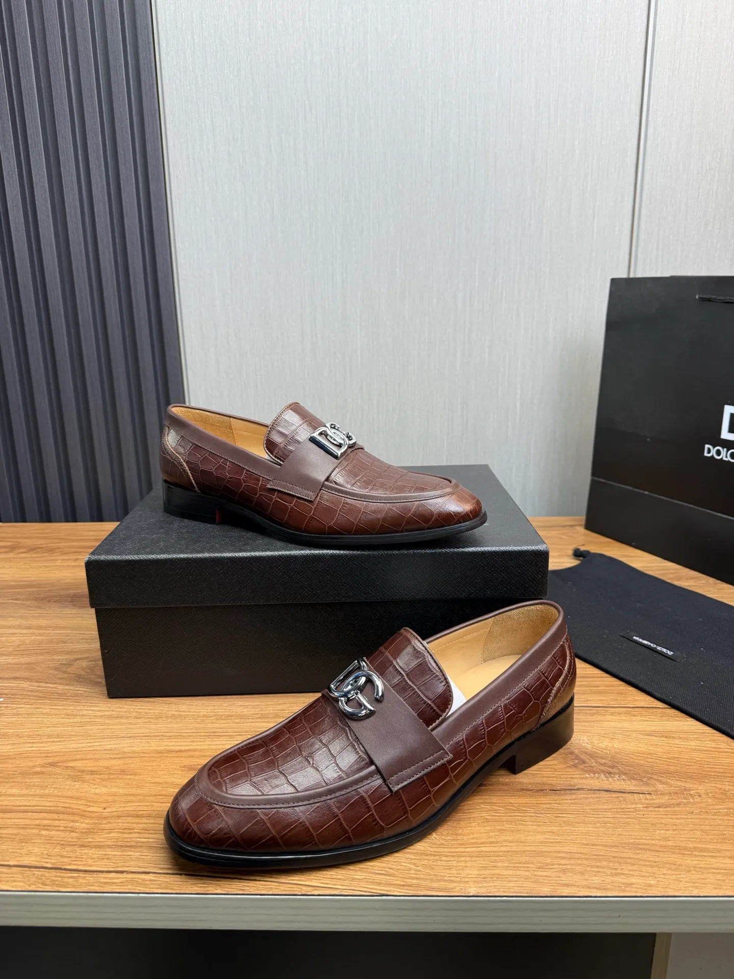 Factory price 520💰 Dolce&G .DG men's loafers👞 Classic and fashionable style, embellished with personalized DG logo. Imported cowhide, open-edge beaded cowhide, cowhide lining, original non-slip and wear-resistant outsole Size: 39-44 (customized at 38.45)